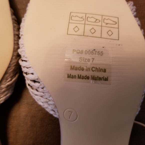 NWT Journee off white Galinda sandals size 7. Beautiful! - Picture 10 of 10